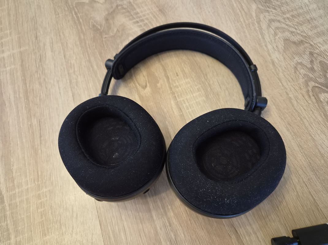 Sony Inzone H6 Air headset M�kk� l�tkov� n�u�n�ky s� pr�jemn� a nepotia sa pod nimi u�i.