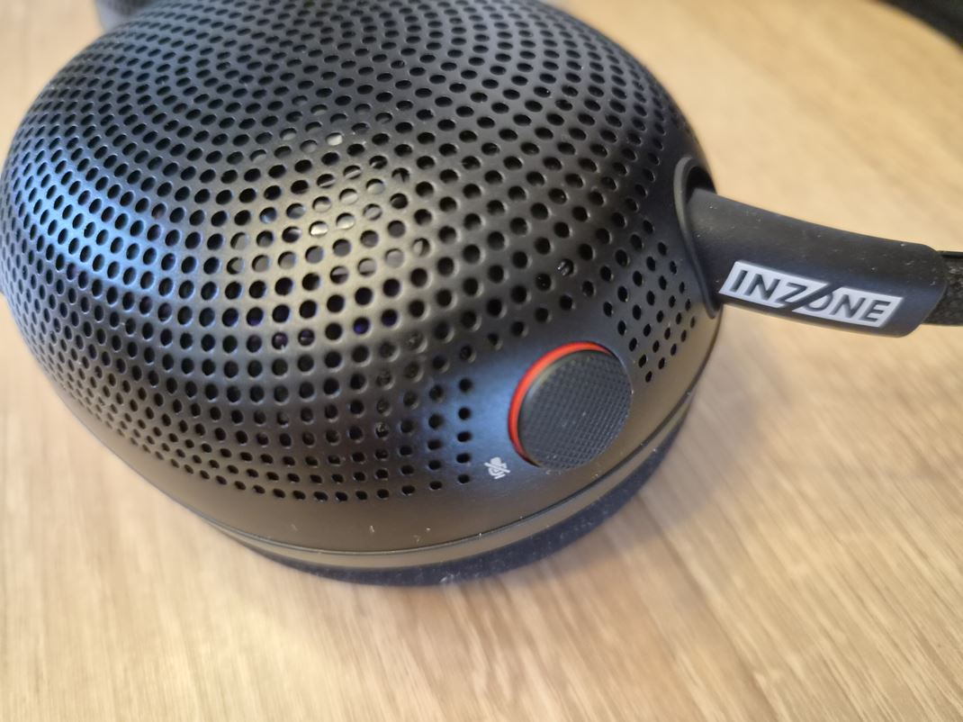 Sony Inzone H6 Air headset Jedin� tla�idlo na headset je na mutovanie mikrof�nu.