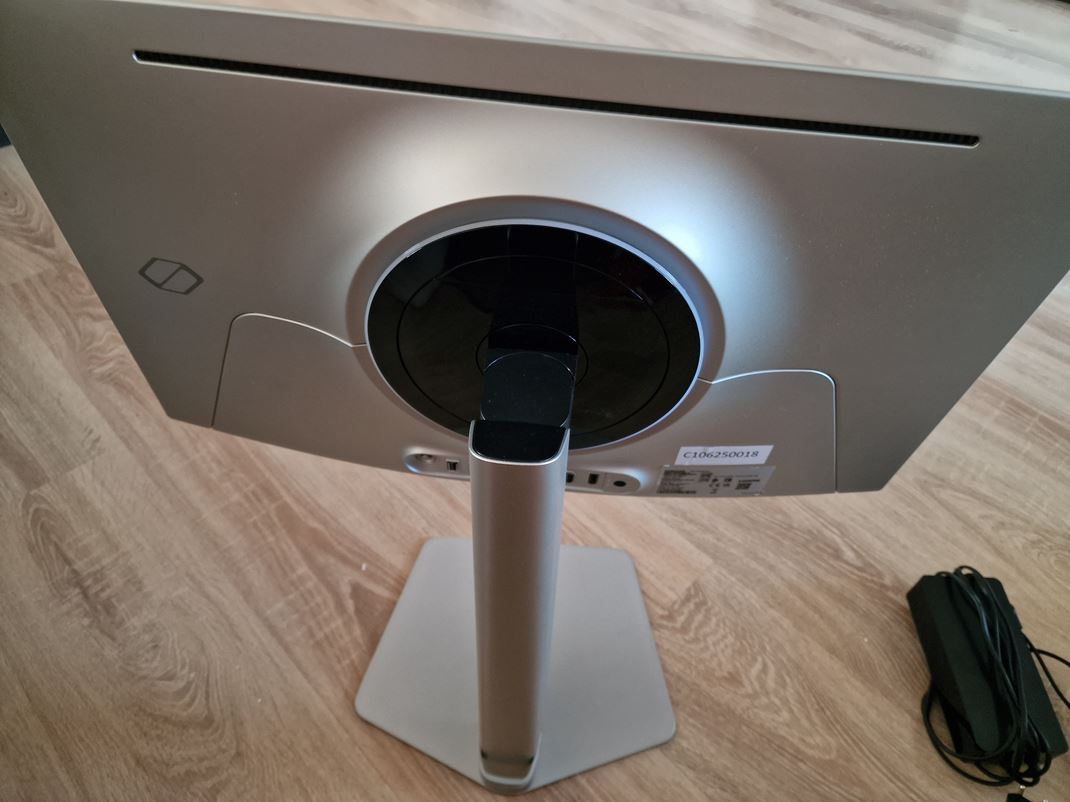 Samsung Odyssey OLED G8 G81SF Zadn� dizajn je minimalistick�, s mal�m LED kruhom okolo �ierneho kruhu v strede.