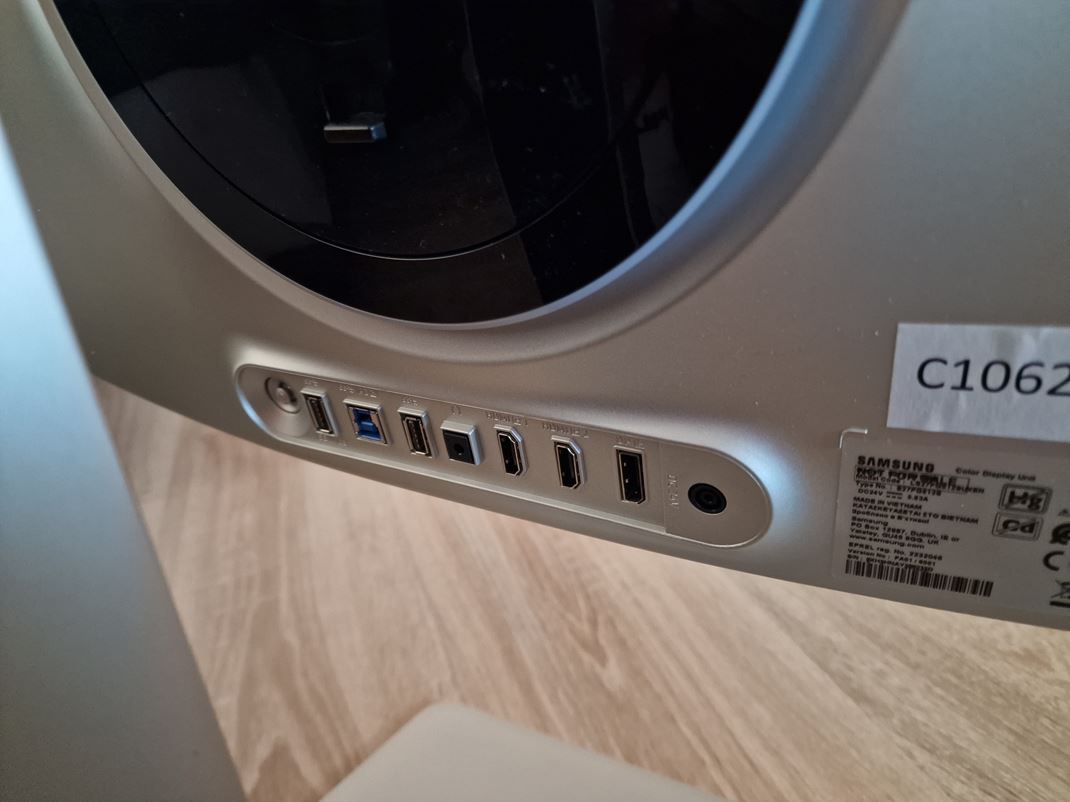 Samsung Odyssey OLED G8 G81SF Portov� v�bava je z�kladn�, rovno pri portoch je joystick na ovl�danie menu.