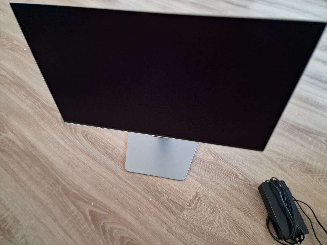 Samsung Odyssey OLED G8 G81SF �akajte dizajnovo pr�jemn� strieborno-�ierny monitor.
