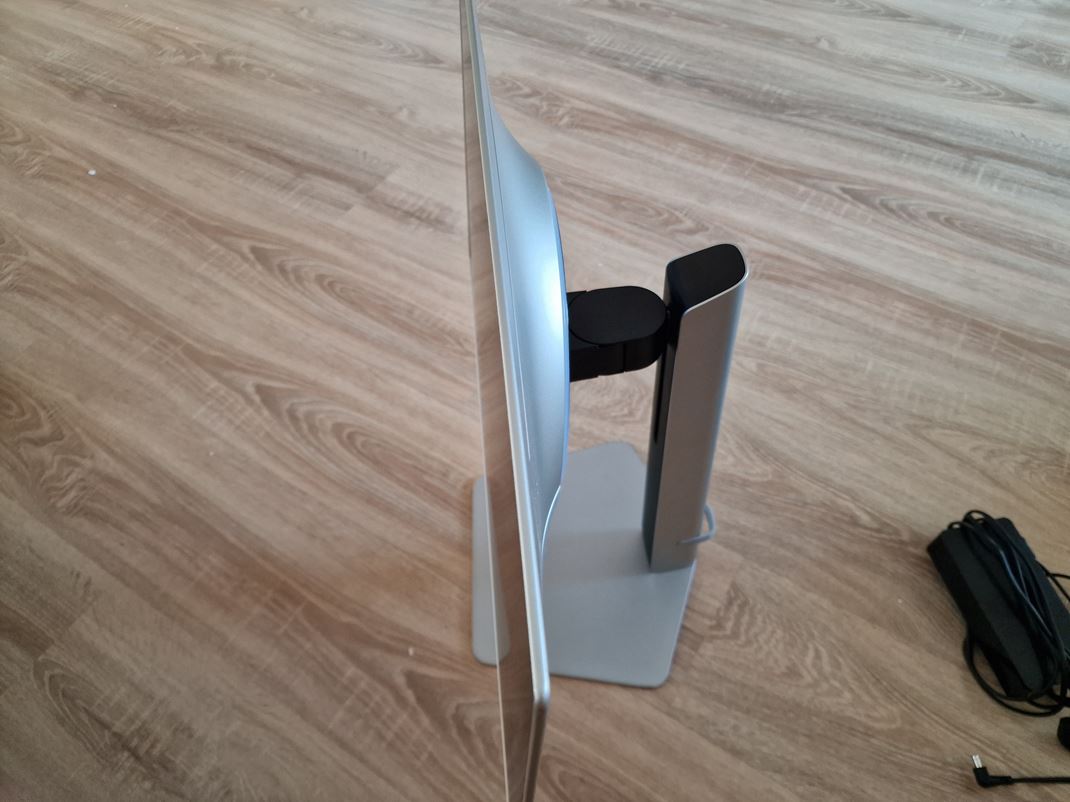 Samsung Odyssey OLED G8 G81SF Monitor je tenk�, v��ia vyv��enina je len v oblasti �chytu dr�iaka.