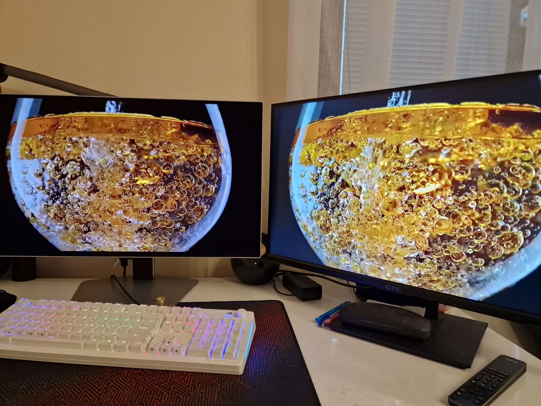 Samsung Odyssey OLED G8 G81SF Porovnanie s LCD monitorom, vidie� lep�ie farby a �iernu, ktor� je skuto�ne �ierna.