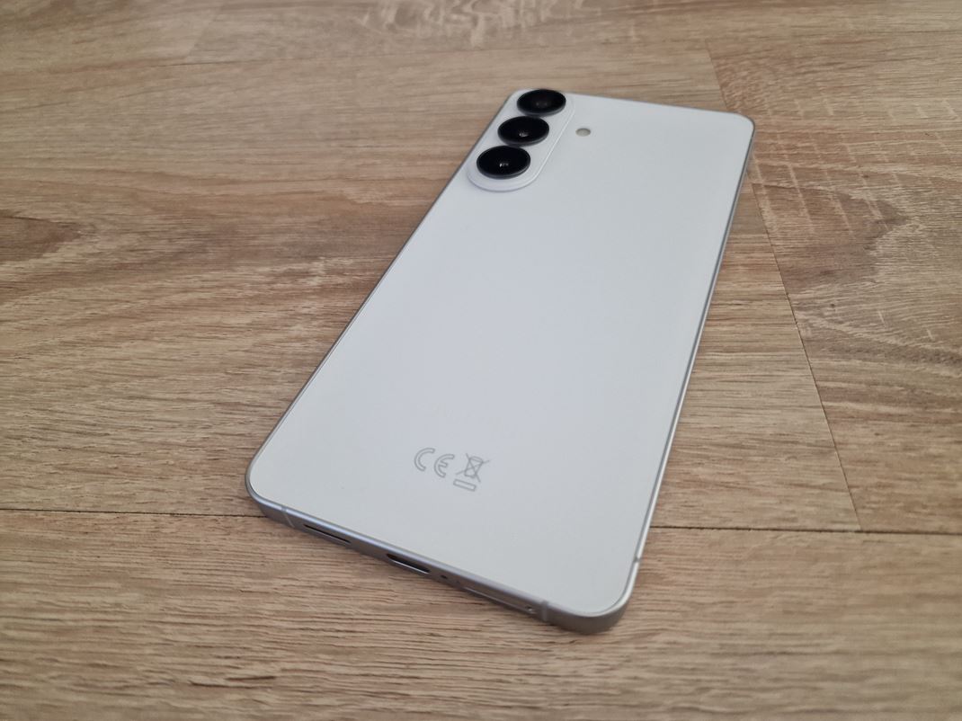 Samsung Galaxy S26+ Zmenou v dizajne je v�stupok okolo kamier.