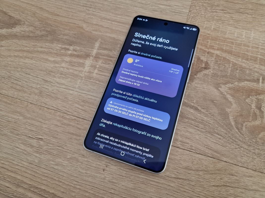 Samsung Galaxy S26+ Nov� AI funkcie v�m napr�klad zhrn� cel� de�.