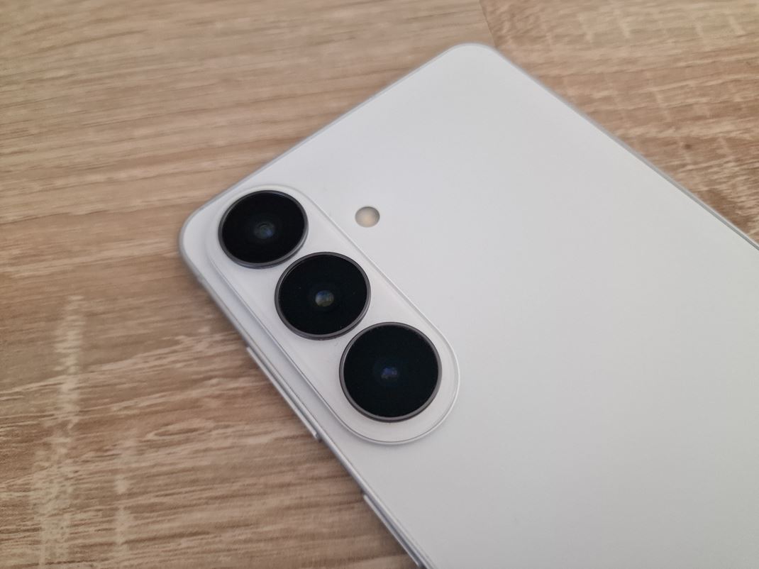 Samsung Galaxy S26+ Kamery s� na t�to triedu slu�n�, aj ke� nezmenen� oproti minul�mu roku.