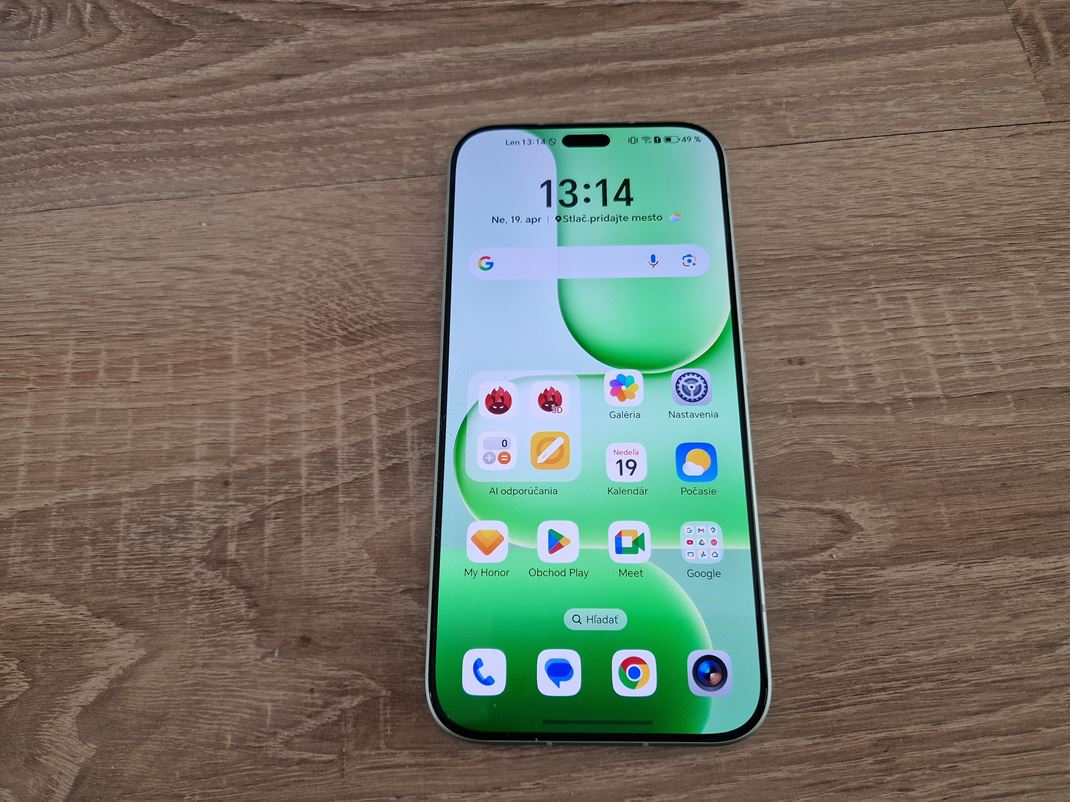 Honor 600 Lite �akajte pr�jemn� mobil so �ir��m v�rezom na predn� kameru.