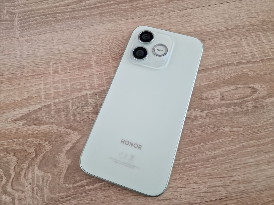 Honor 600 Lite Zadn� strana je pekn�.