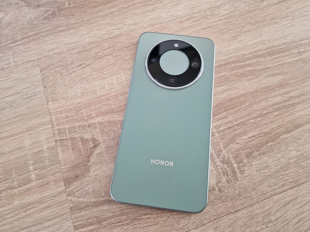 Honor Magic8 lite Zadn� strana je na dotyk pr�jemn�, a m��e v�s pote�i� minim�lne vysunutie kamier.