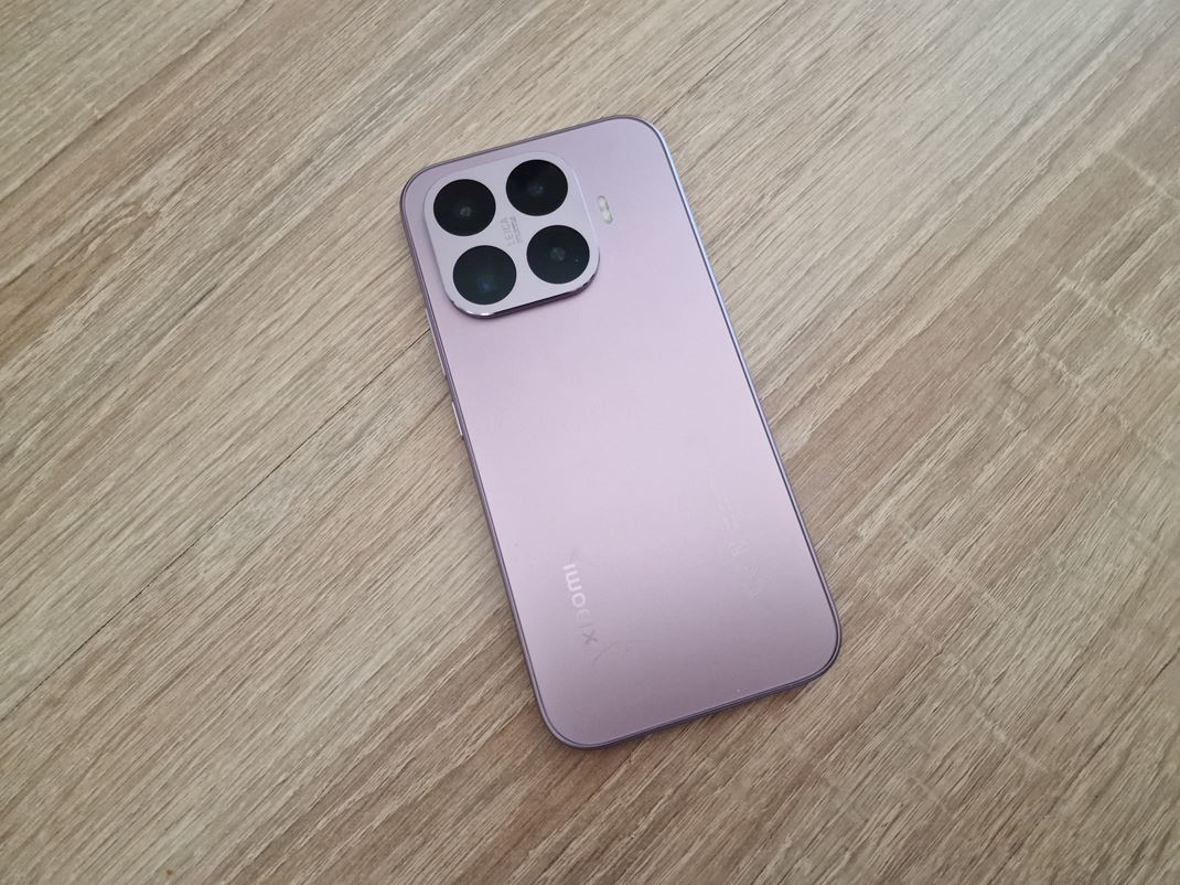 Xiaomi 17T Zadn� strana teraz s ostro rezan�m kamerov�m blokom vyzer� luxusne.