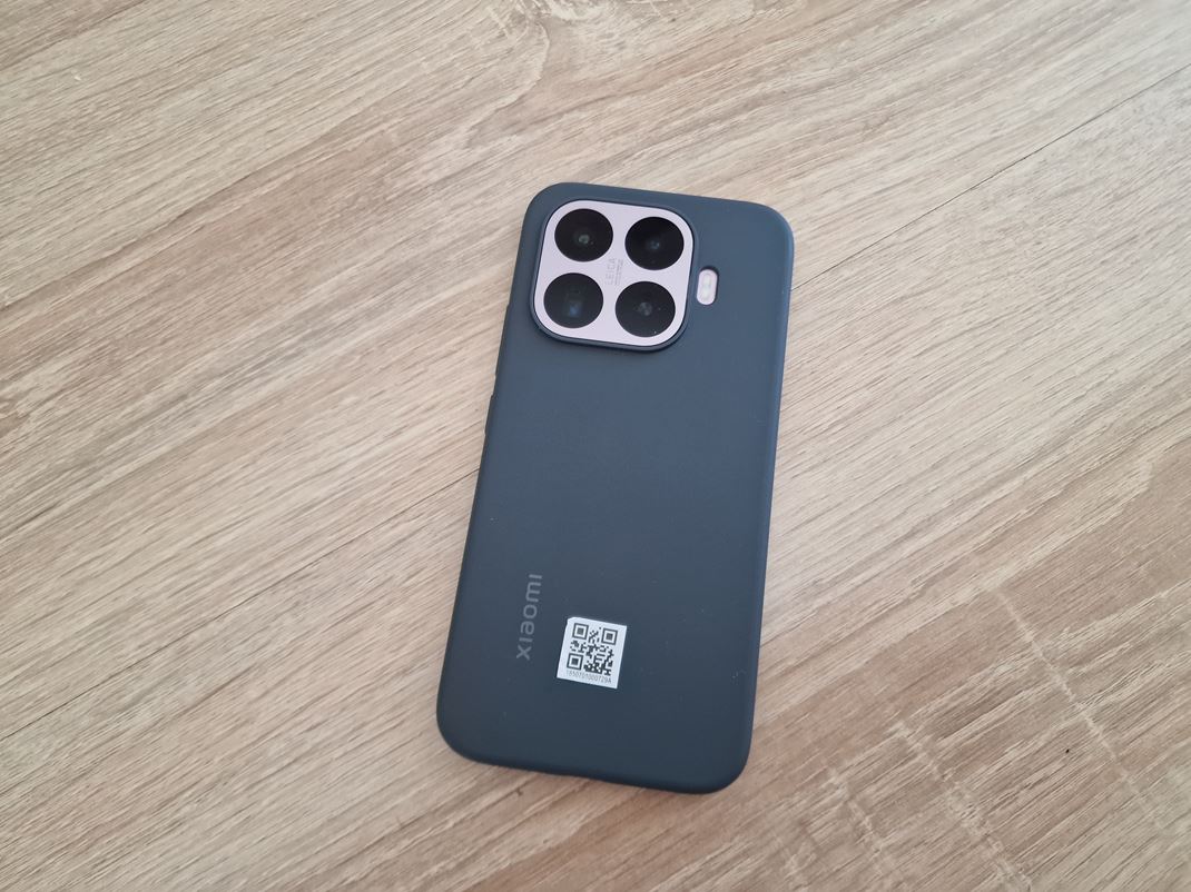 Xiaomi 17T Obal pekne zarovn� kamery, ale u� mobil strat� svoj luxusn� vzh�ad.