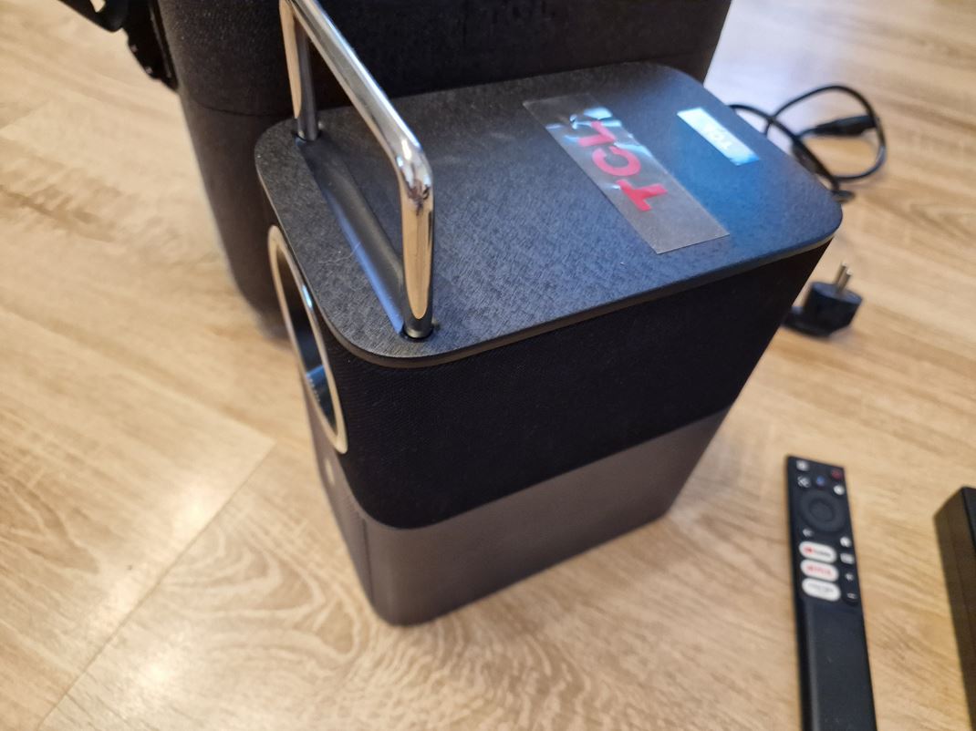 TCL A1s �peci�lny �chyt je na nastavenie sklonu projektoru