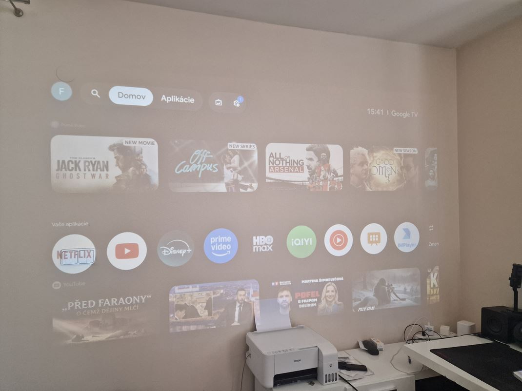 TCL A1s Projektor je v strednej triede a nie je ide�lny na de�.