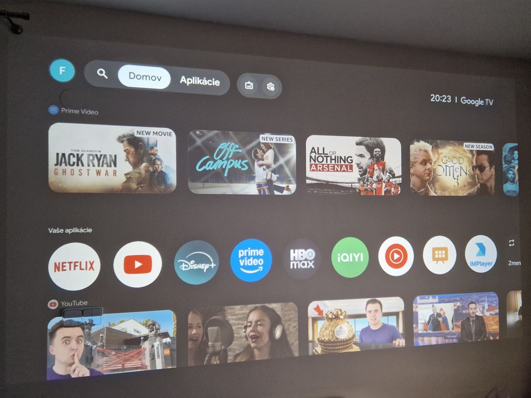 TCL A1s Ve�er v zatemnenej miestnosti vynikne.