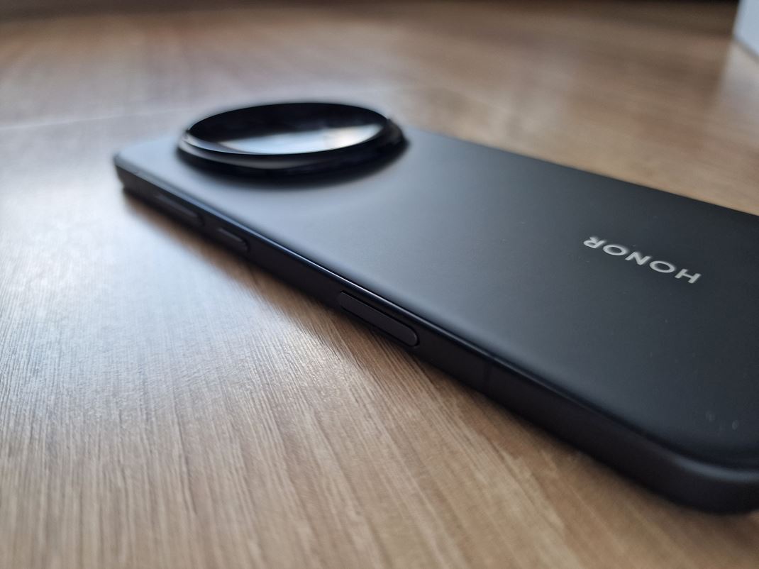 Honor Magic8 Pro �akajte aj pr�jemne zaoblen� spodn� hrany.