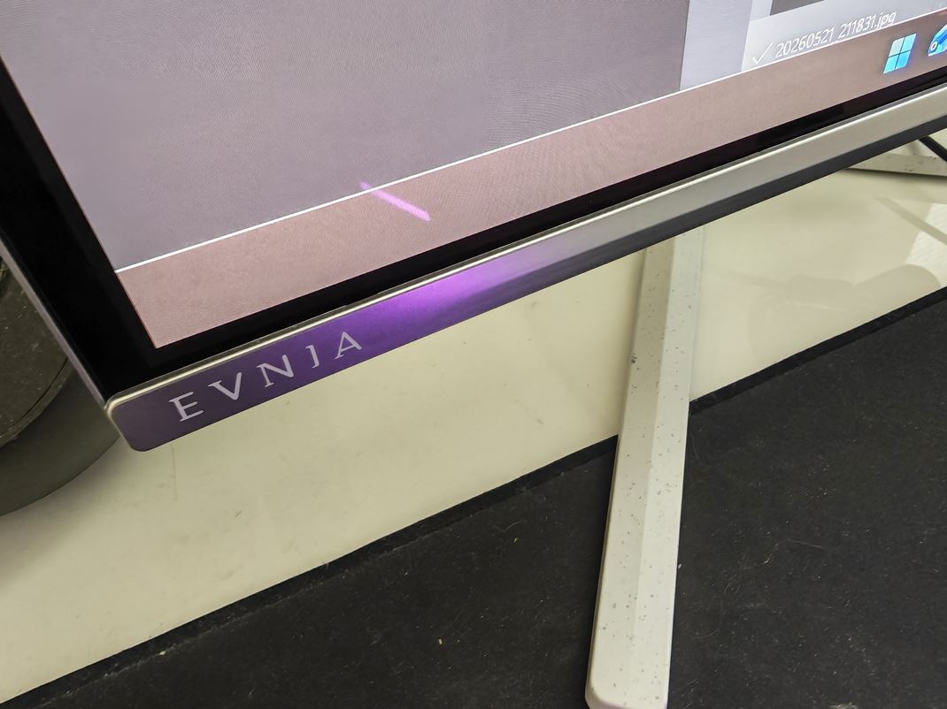 Philips Evnia OLED 27M2N6501L �akajte bielo strieborn� vyhotovenie