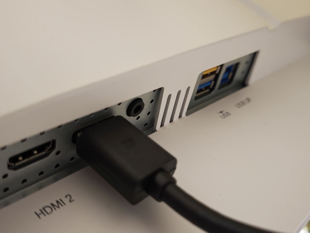 Philips Evnia OLED 27M2N6501L Ponuka portov je v �tandardoch strednej triedy, ne�akajte KVM mo�nosti.