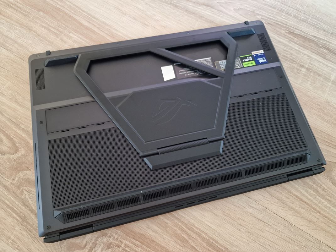 ROG Zephyrus Duo (GX651)  Na spodnej strane n�jdete podstavec.
