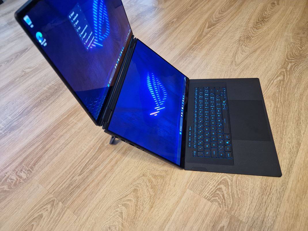 ROG Zephyrus Duo (GX651)  Zadn� stojan dr�� prekvapivo pevne.