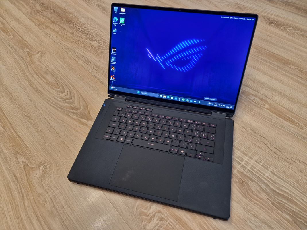 ROG Zephyrus Duo (GX651)  Aj na druh� sa ni��m neodli�uje.