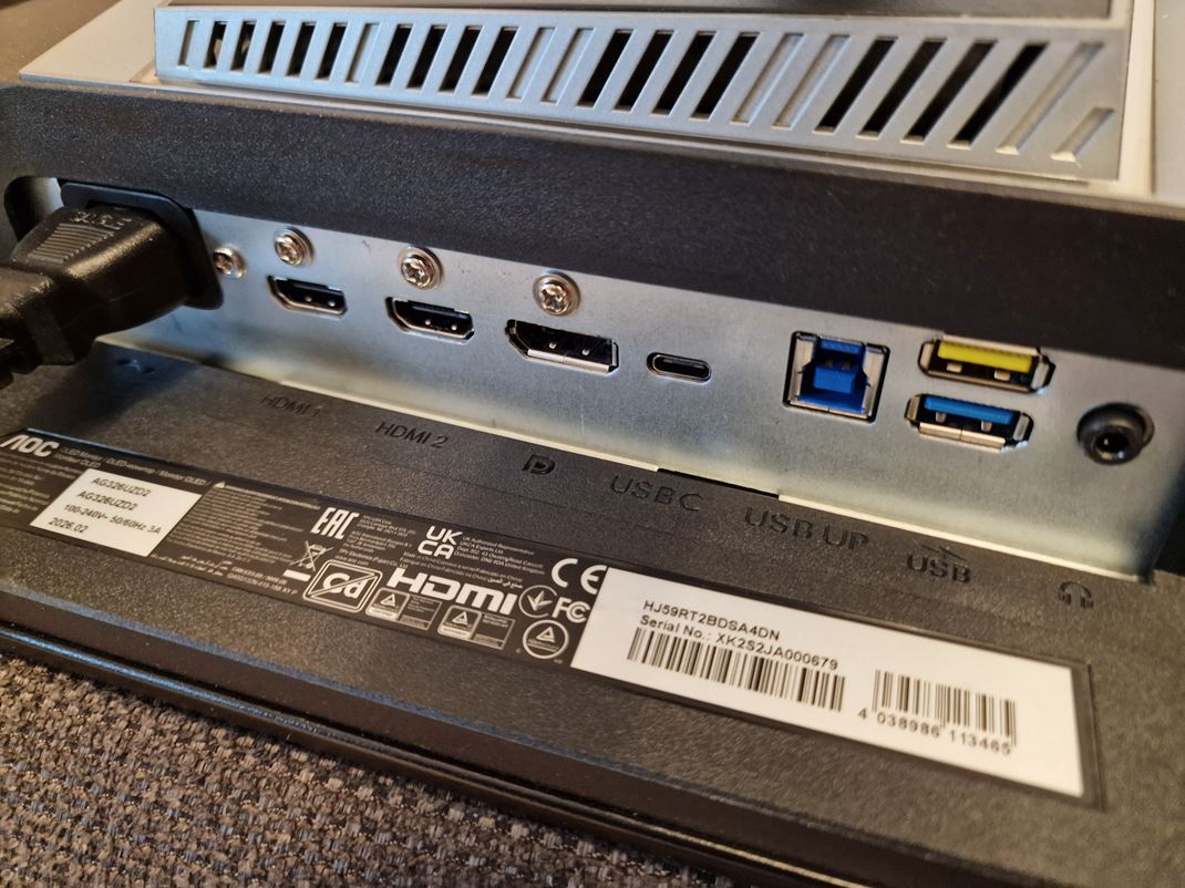 AOC AG326UZD2 - 4K/240Hz OLED Portov je dostatok aj s USB-C a USB portami s KVM switchom.