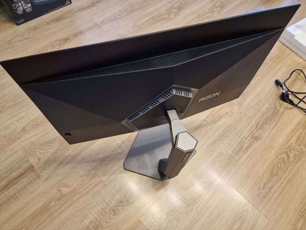 AOC AG326UZD2 - 4K/240Hz OLED Vzadu nech�ba jemn� podsvietenie okolo dr�iaka.