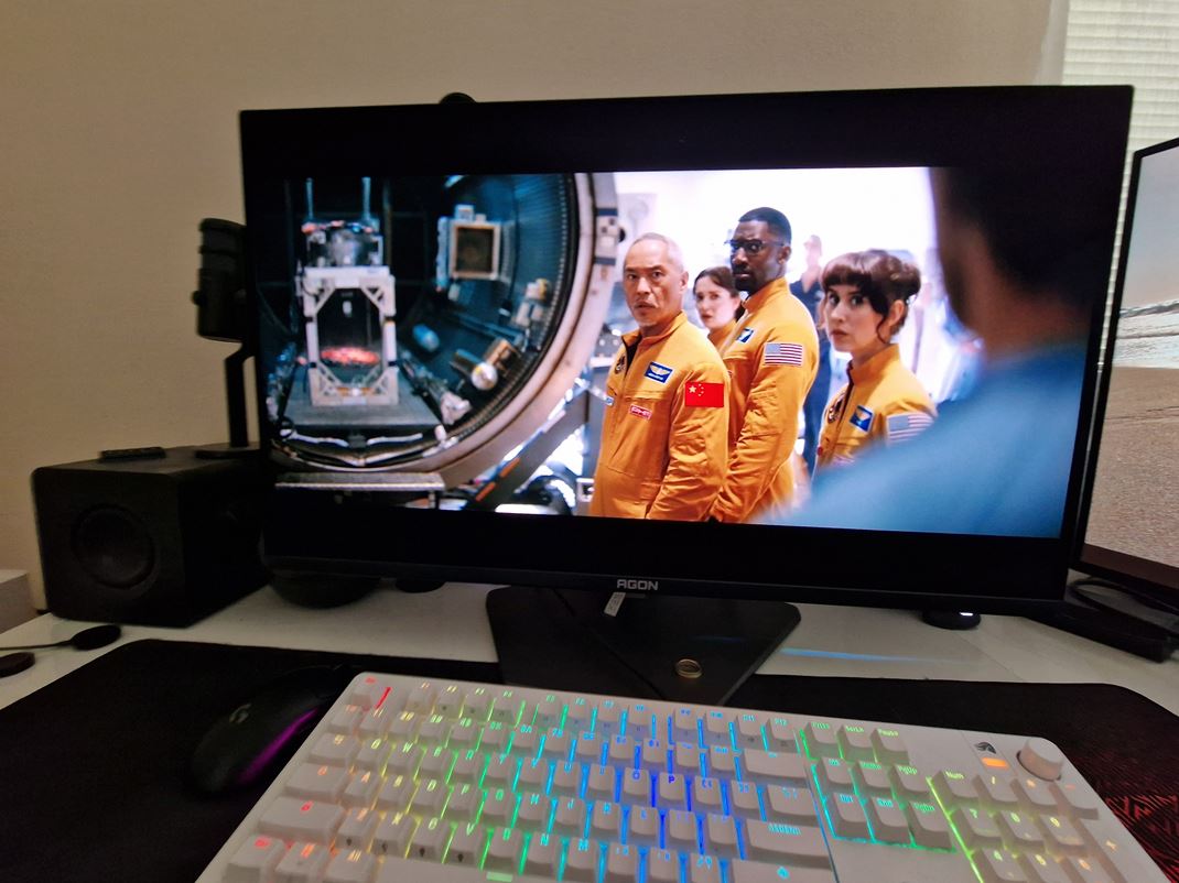AOC AG326UZD2 - 4K/240Hz OLED Filmy na monitore dobre vynikn�.