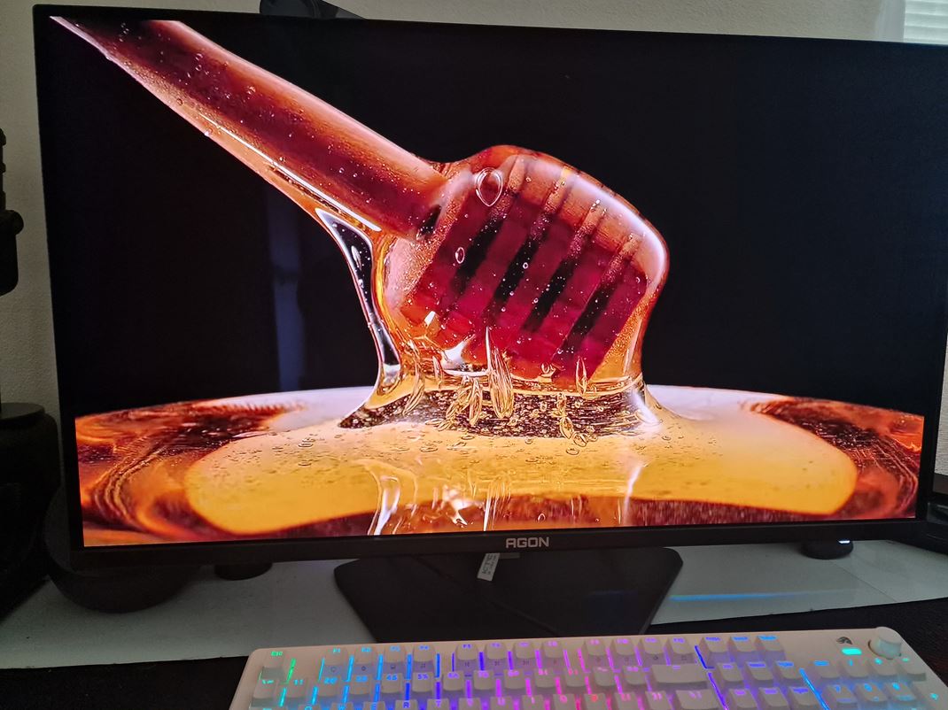 AOC AG326UZD2 - 4K/240Hz OLED OLED je par�dny, ale vzh�adom na odlesky je dobr� nema� za sebou okno, pre �o najlep�� obraz.