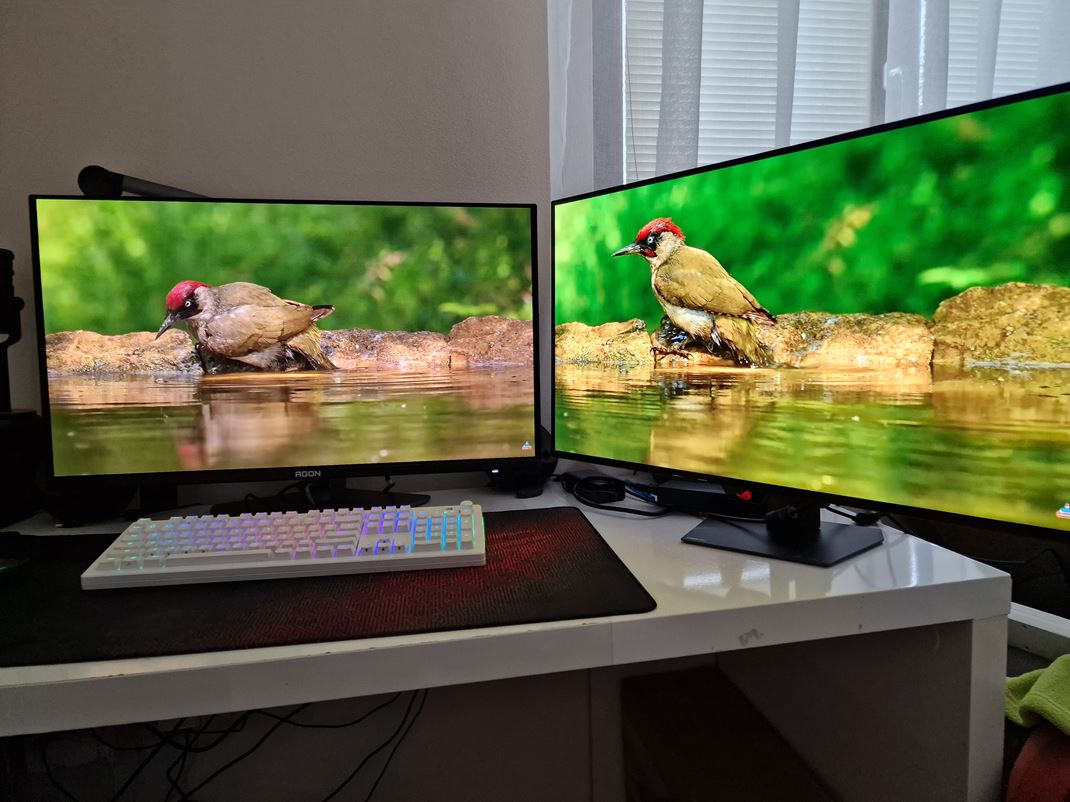 Asus ROG Strix OLED XG32UCWMG 4K Porovnanie AOC AG 4K a tento ROG Strix. ROG je napravo.