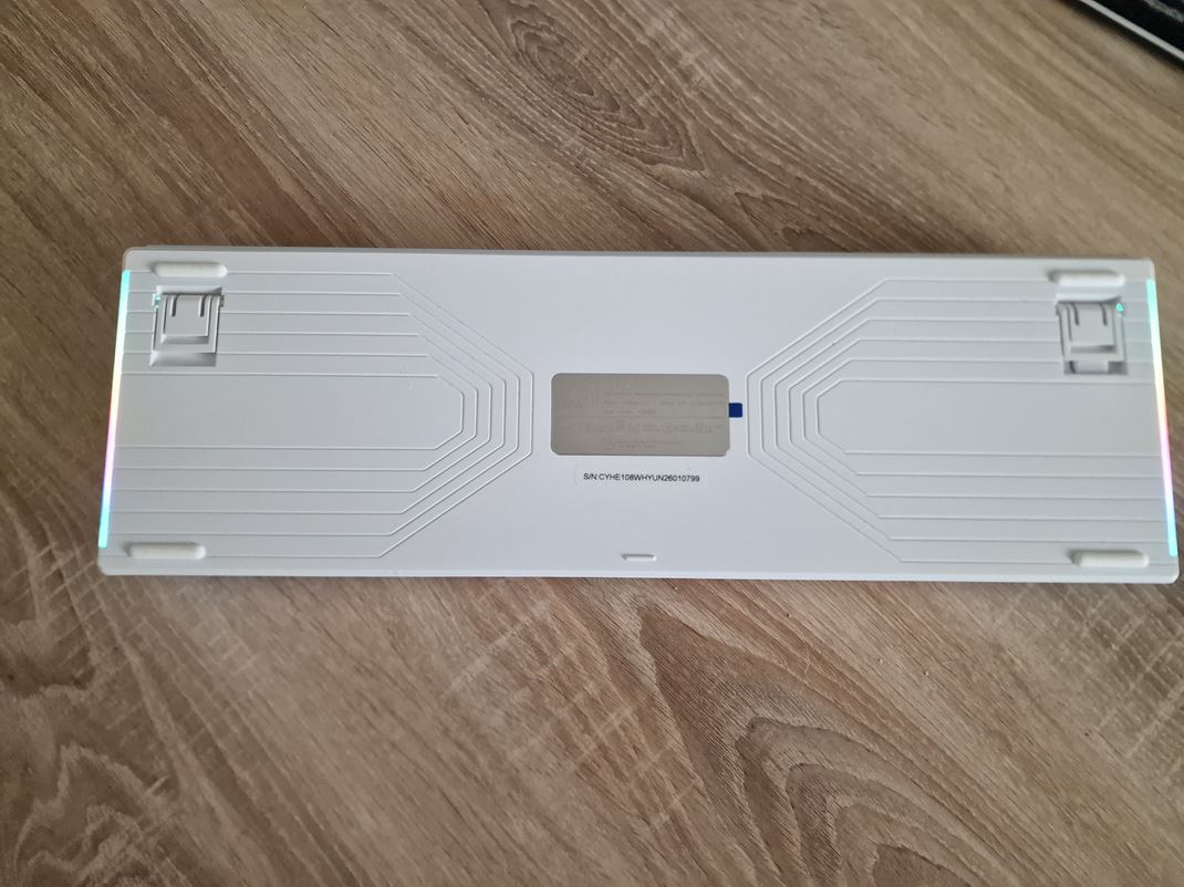 Epomaker HE108 No�i�ky nech�baj� , pri�om pod jednou je aj USB stick na wireless pripojenie