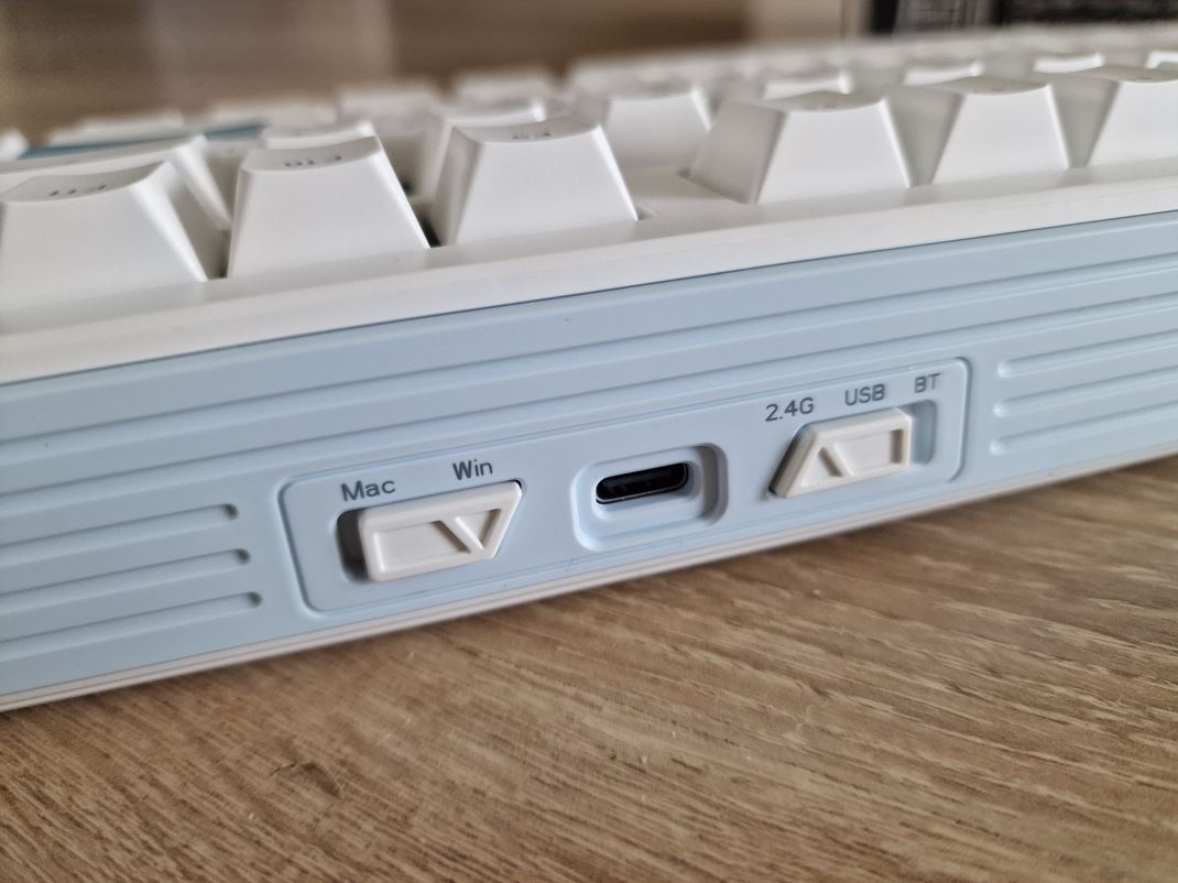 Epomaker HE108 Vzadu je prep�nanie na Windows a Mac a aj na k�bel, wifi a bluetooth