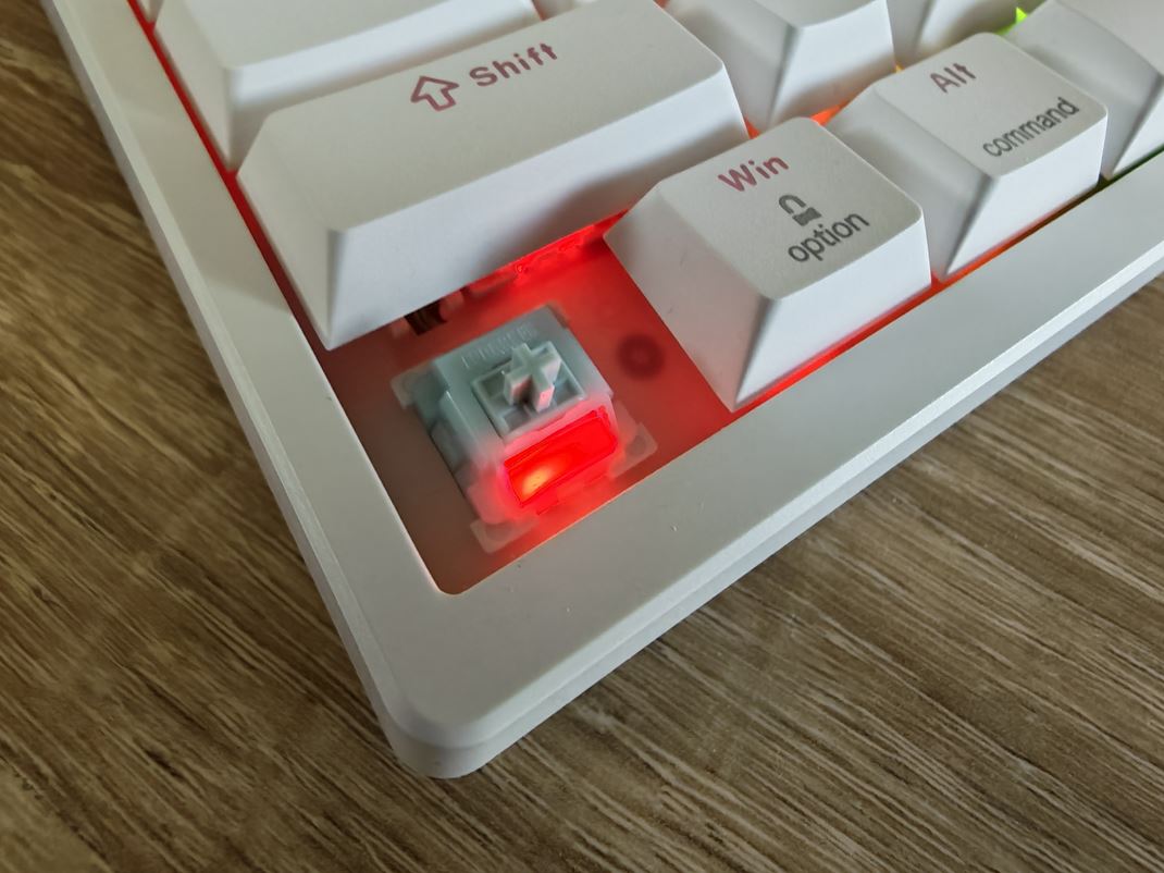 Epomaker HE108 Switche m��ete jednoducho vytiahnu� a vymeni�.