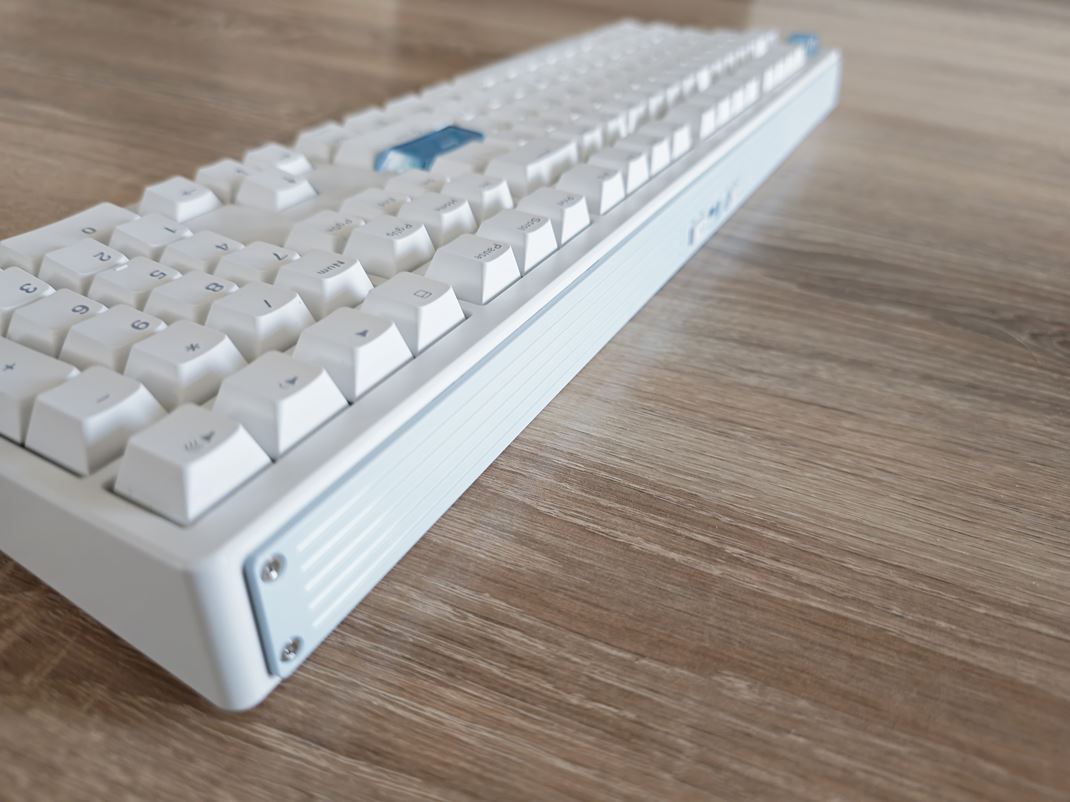 Epomaker HE108 Vzadu je decentn� gumen� pr�davok.