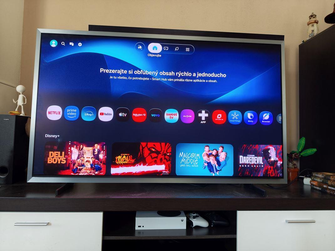 Samsung OLED 65'' S99H Syst�m je teraz vylep�en�, zmizlo �av� menu.