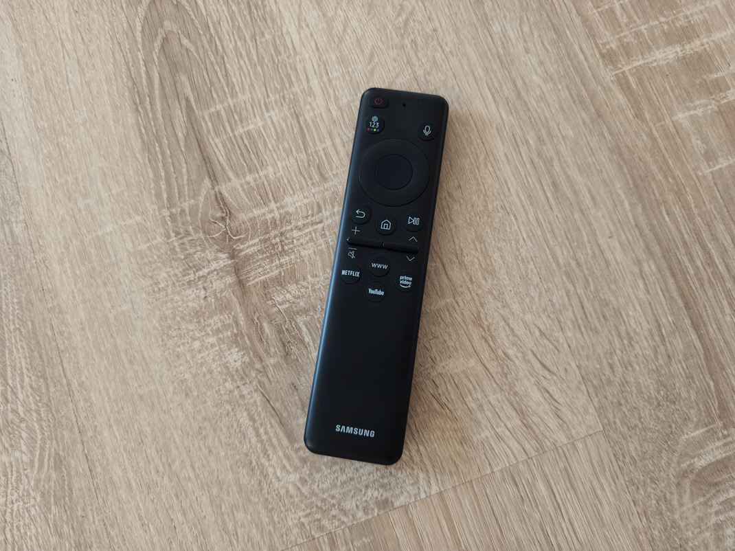 Samsung OLED 65'' S99H Ovl�da� zostal klasick� sol�rny.