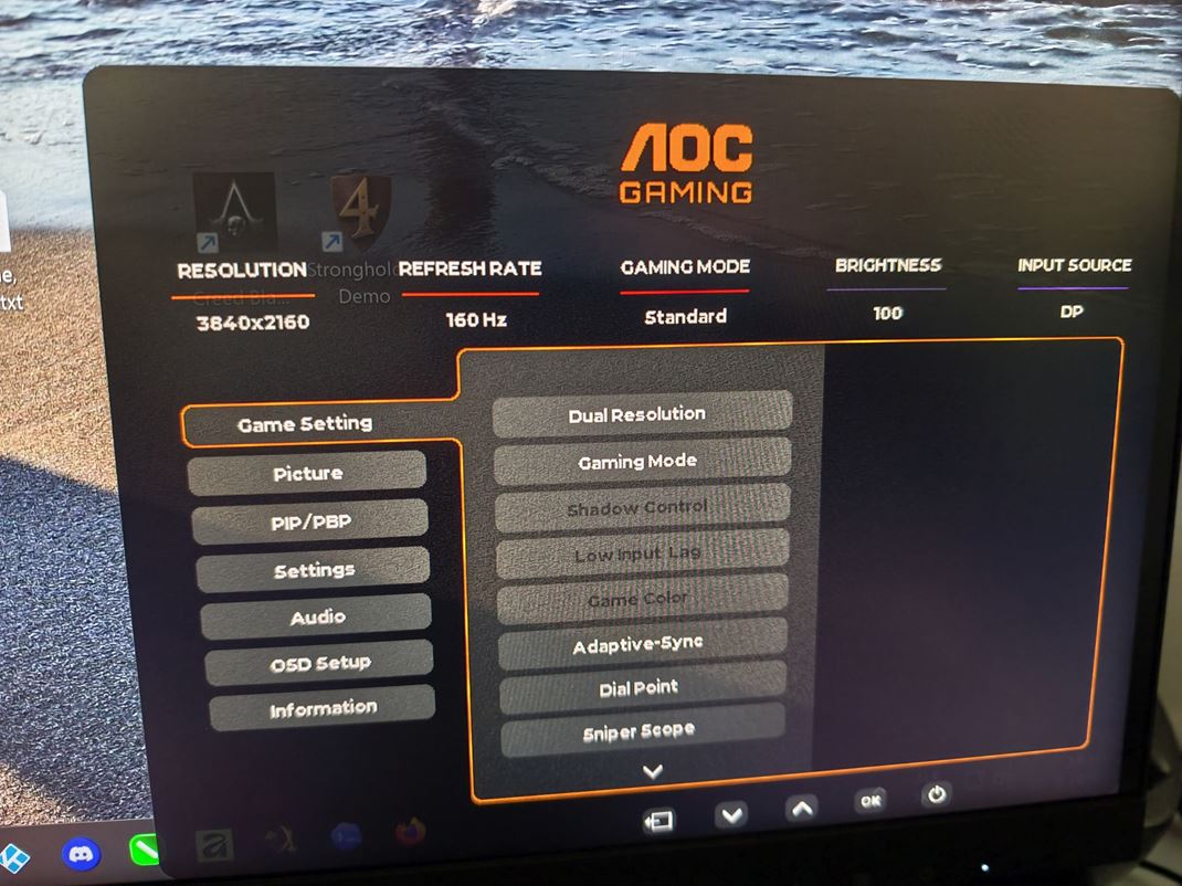 27'' AOC U27G4XM - 4K dual mode monitor Monitor nem� na ovl�danie menu joystick, ale spodn� tla�idl�. Menu je v�ak prehladn�.