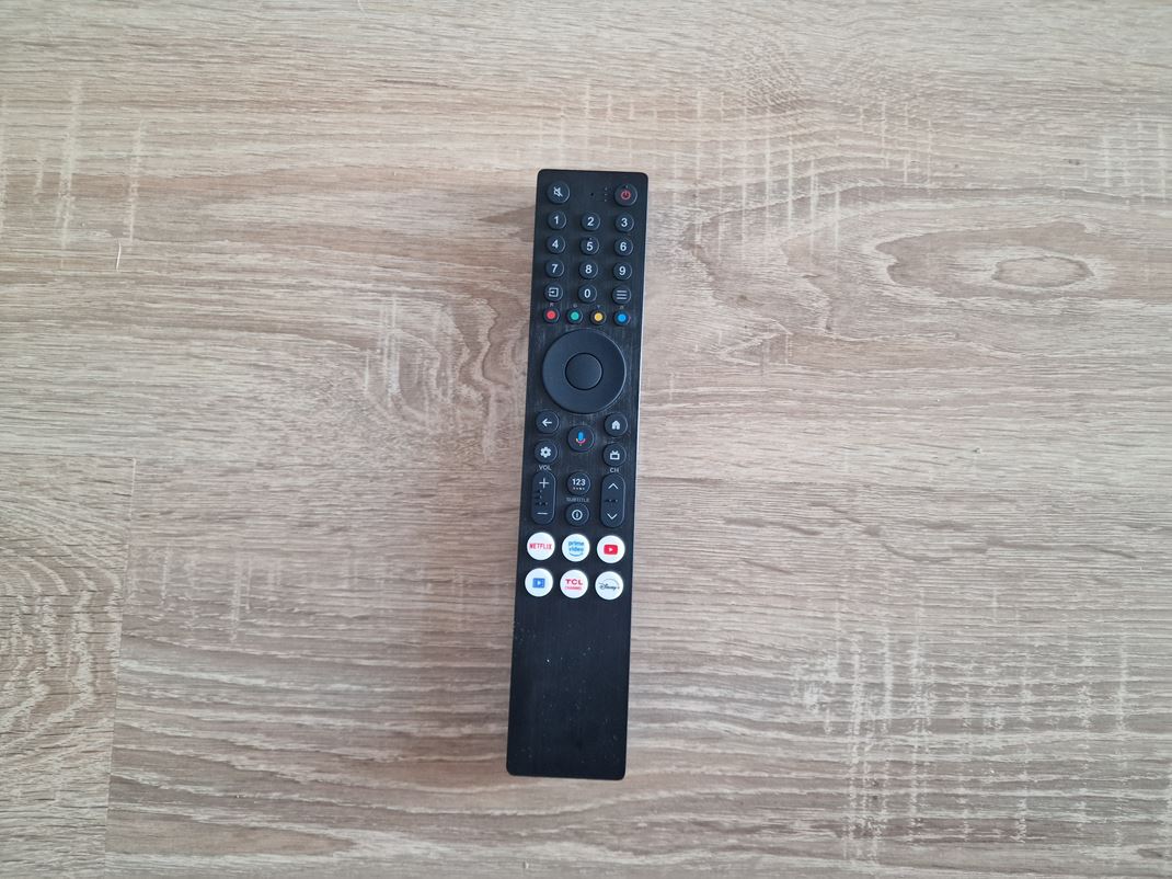 TCL C7L - SQD-Mini LED TV Ovl�da� TCL st�le neminimalizovalo, ale pon�ka v�etky funkcie