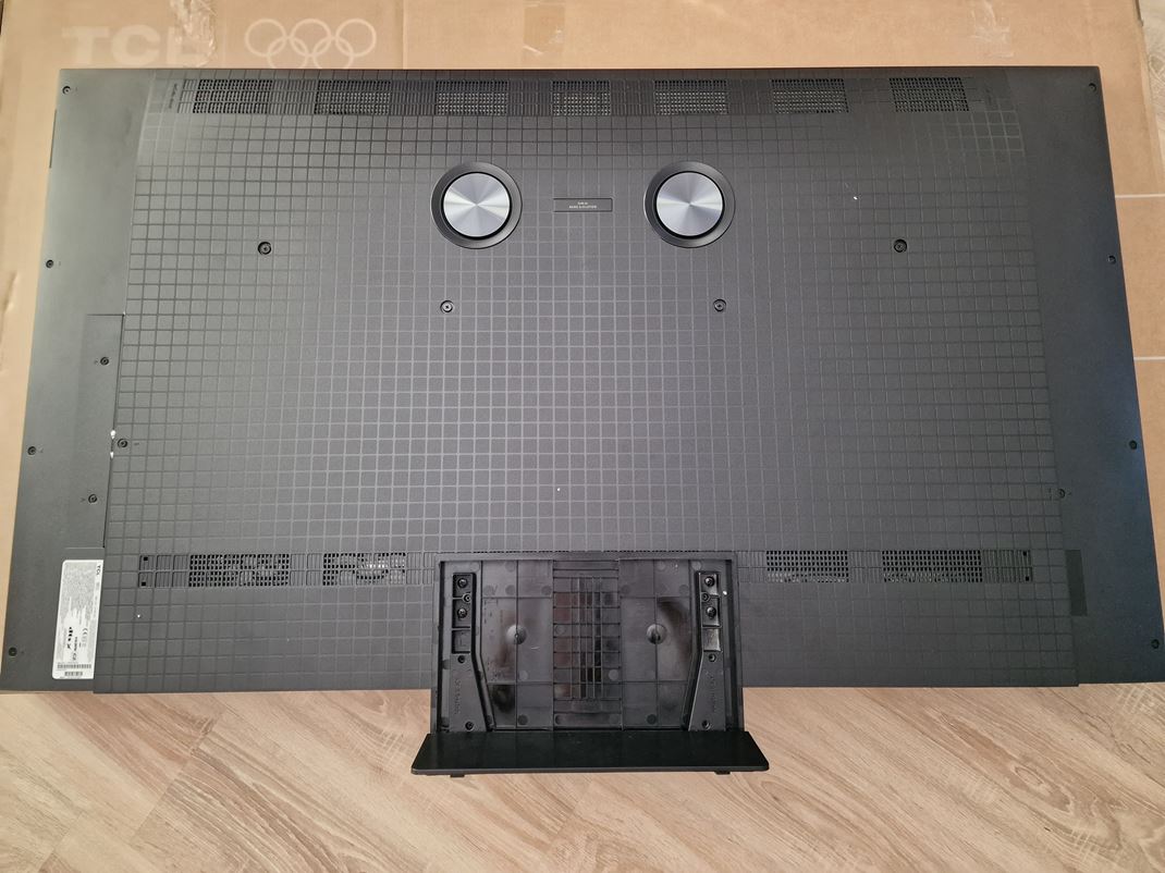 TCL C7L - SQD-Mini LED TV Zo zadu �akajte decentn� dizajn.