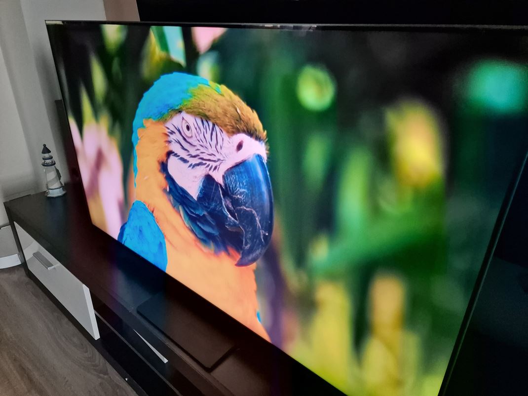TCL C7L - SQD-Mini LED TV Pri poh�ade zo str�n sa farby mierne zn�ia, ale ni� z�sadn�.