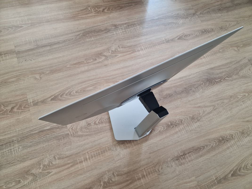 32'' Samsung Odyssey OLED G8 (G80SH) Monitor p�sob� dizajnovo pr�jemne a hod� sa aj do ob�va�ky, alebo kancel�rie.