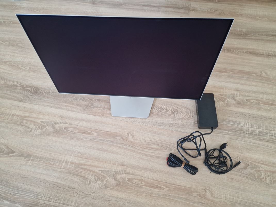 32'' Samsung Odyssey OLED G8 (G80SH) Dizajn sp�ja strieborn� a �iernu farbu a aj v��� extern� zdroj.
