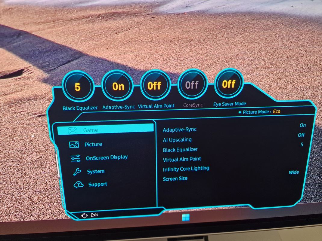 32'' Samsung Odyssey OLED G8 (G80SH) Menu je preh�adn� aj ke� pr�stup na joystickov� tla�idlo nie je ide�lny.