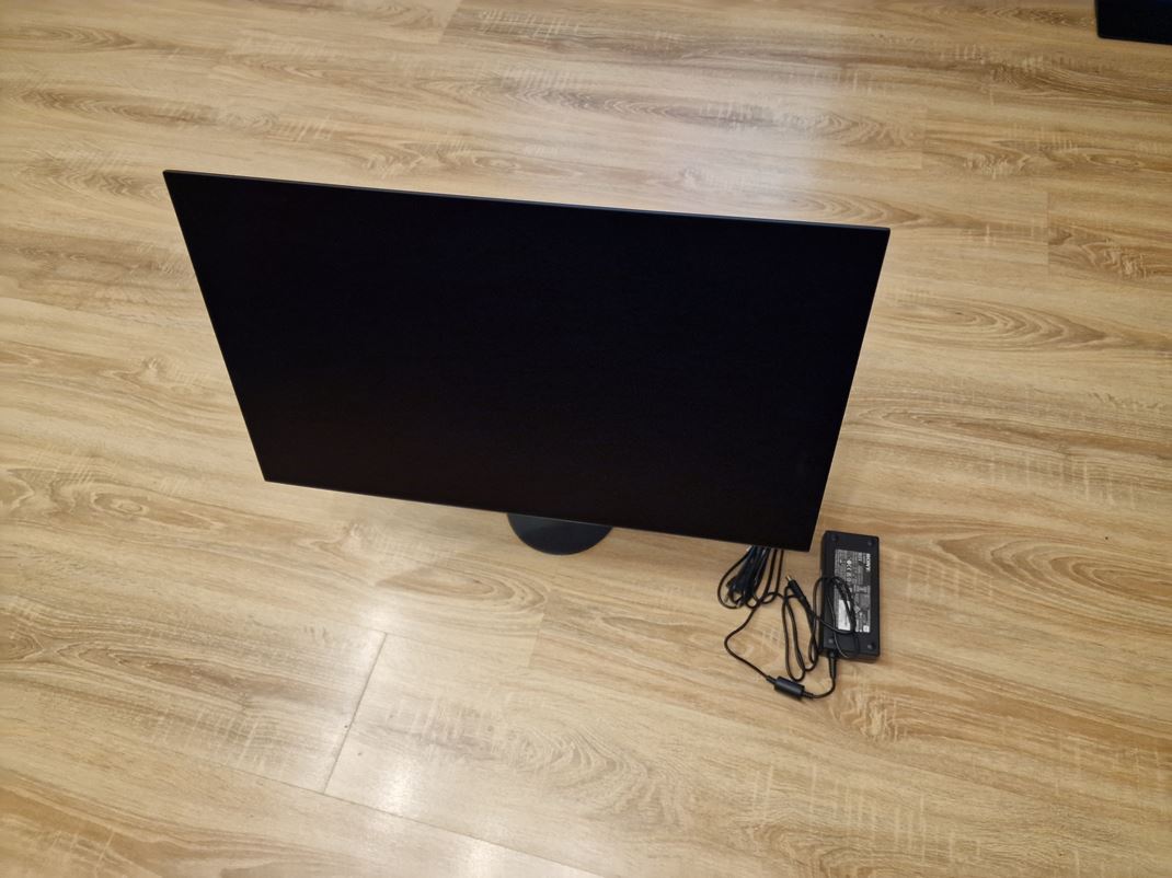 Sony OLED Inzone M10S II monitor �akajte minimalistick� preverenie a exetern� zdroj.