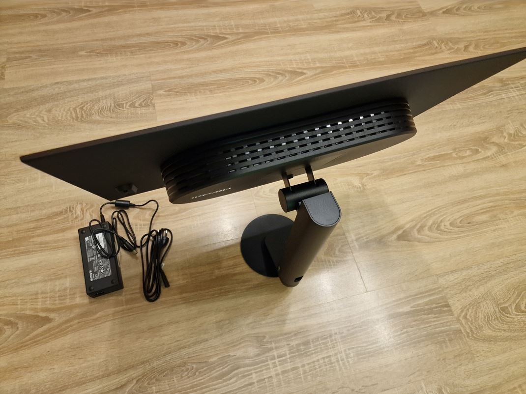 Sony OLED Inzone M10S II monitor Tenk� plat�a OLEDu je opret� o v�stupok s elektronikou.