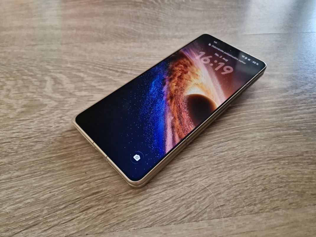 Honor Magic V6 V zlo�enom stave �akajte �tandardn� mobil s be�n�m pomerom str�n displeja.