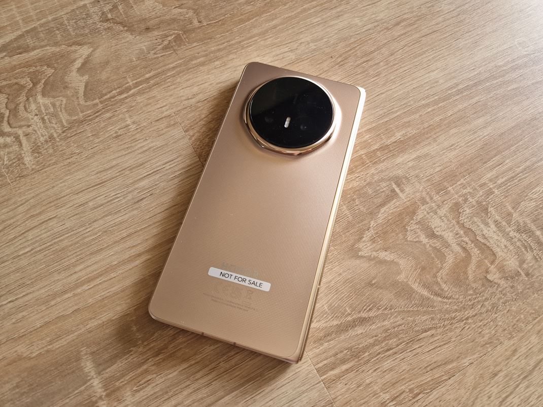 Honor Magic V6 Zadn� povrch je pr�jemn� luxusn�, aj ke� kamera je vyst�pen� v�raznej�ie.