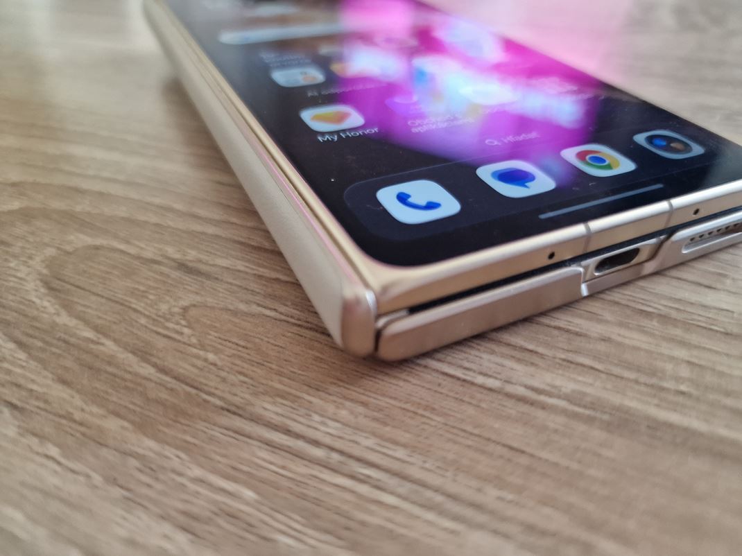 Honor Magic V6 Mobil je ve�mi tenk� a aj s obalom p�sob� ako �tandardn� mobil.