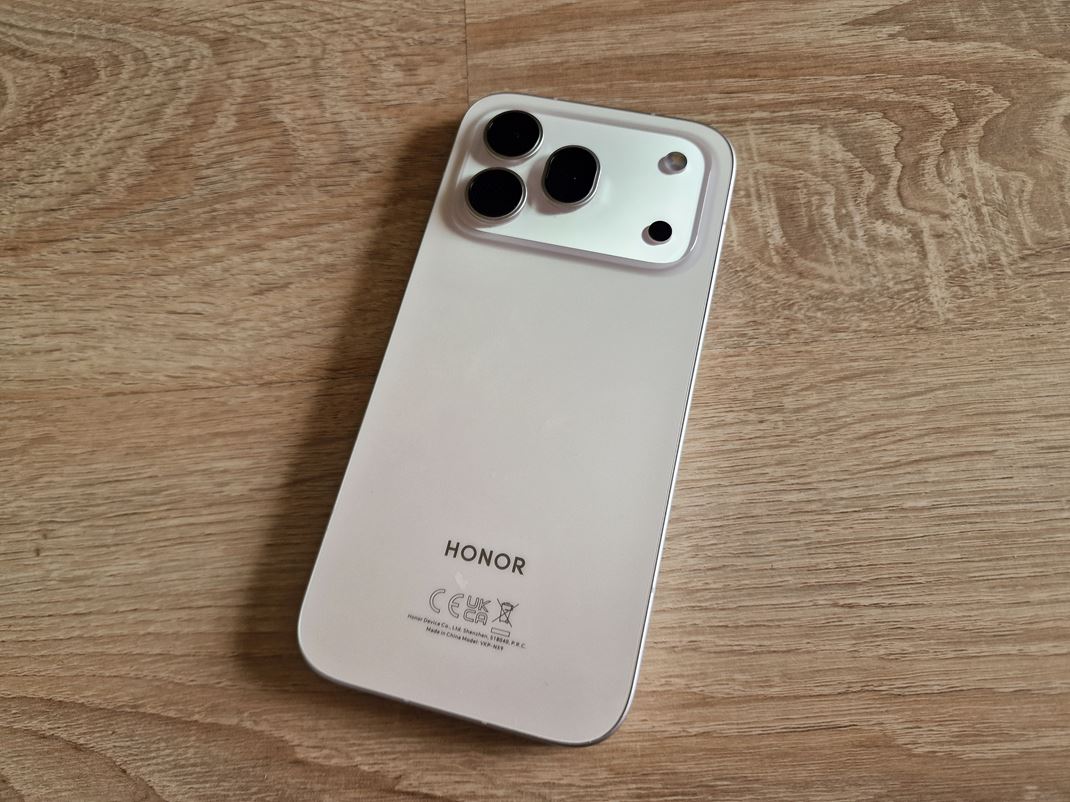 Honor 600 Pro Zadn� stena je pr�jemn�, st�le pripom�na iPhone.