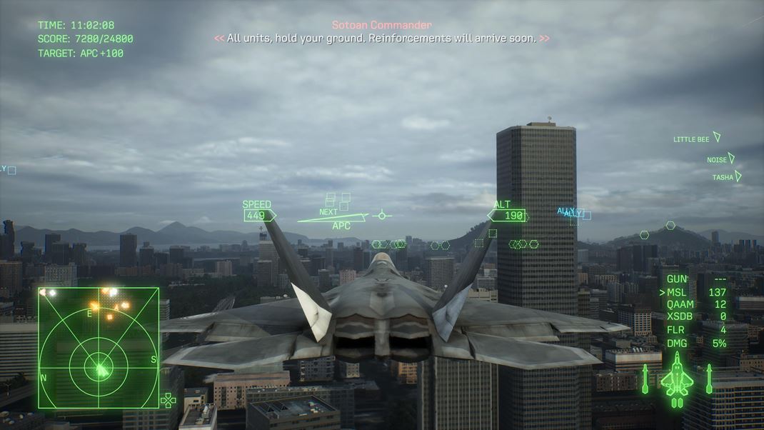 Ace Combat 8: Wings of Theve Preletie� sa v F-22 medzi mrakodrapmi je skvel� z�itok.