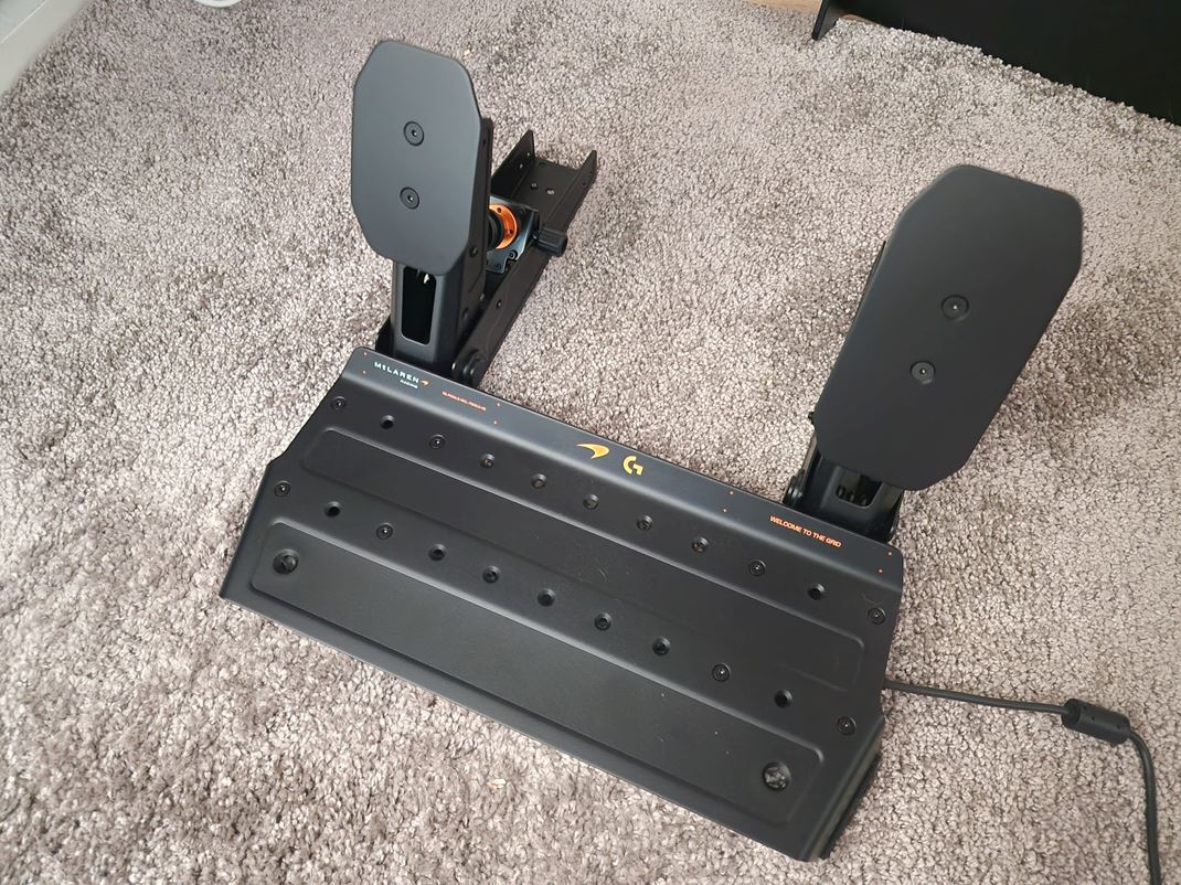 Logitech RS50 McLaren Racing bundle Ak nemáte rig, je dobré pedále posadi� aspo� na koberec, aby sa pod silou ne�mýkali.